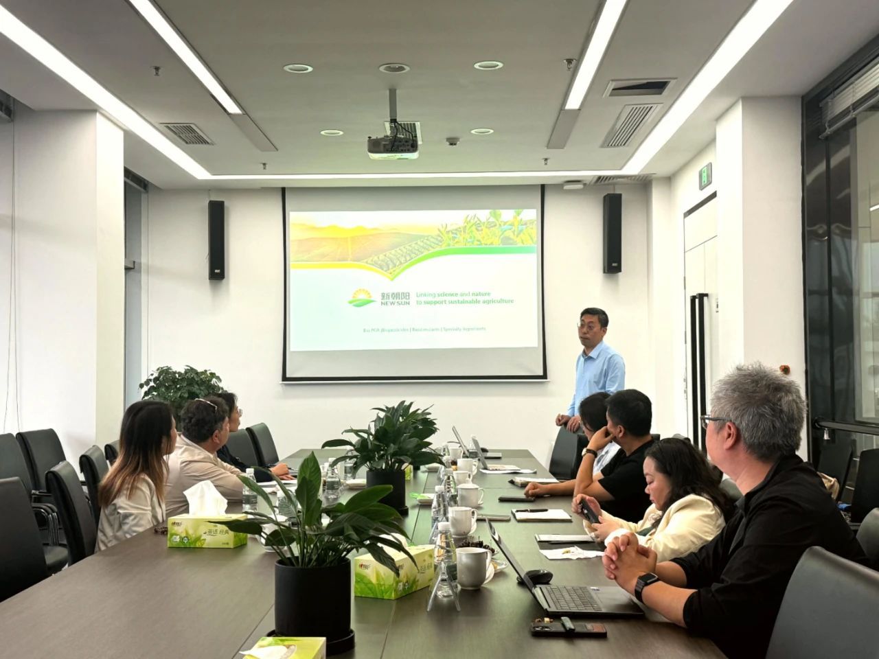 以色列驻成都总领事代表团一行莅临新朝阳参观交流，共探中以农业科技协同发展之路
